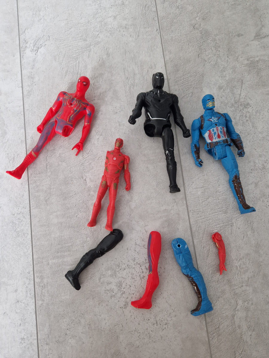 Пыталась приклеить вот эти руки и ноги.