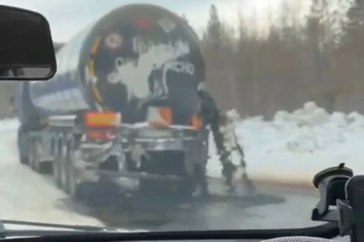    Разлив нефтепродуктов произошёл на трассе в Якутии после дорожной аварии