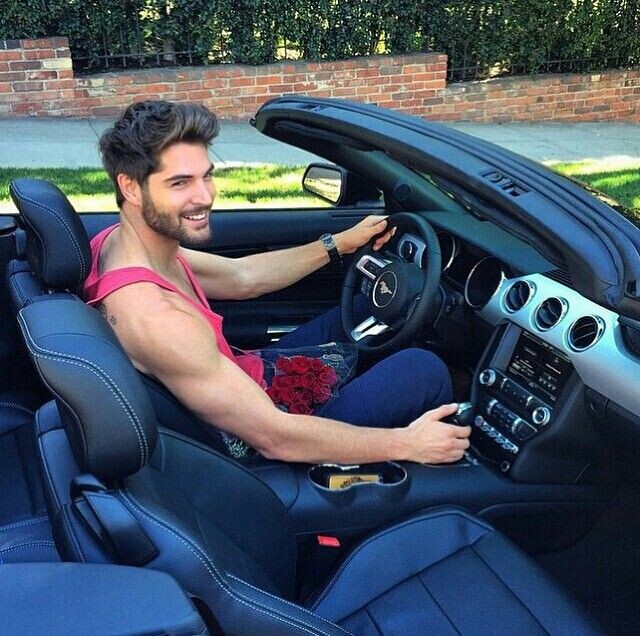 На дорогах больших и малых городов можно увидеть множество самых разных автомобилей, но почти всегда в потоке невооружённым взглядом можно определить, какие из них принадлежат женщинам, а где за рулём сидят мужчины.