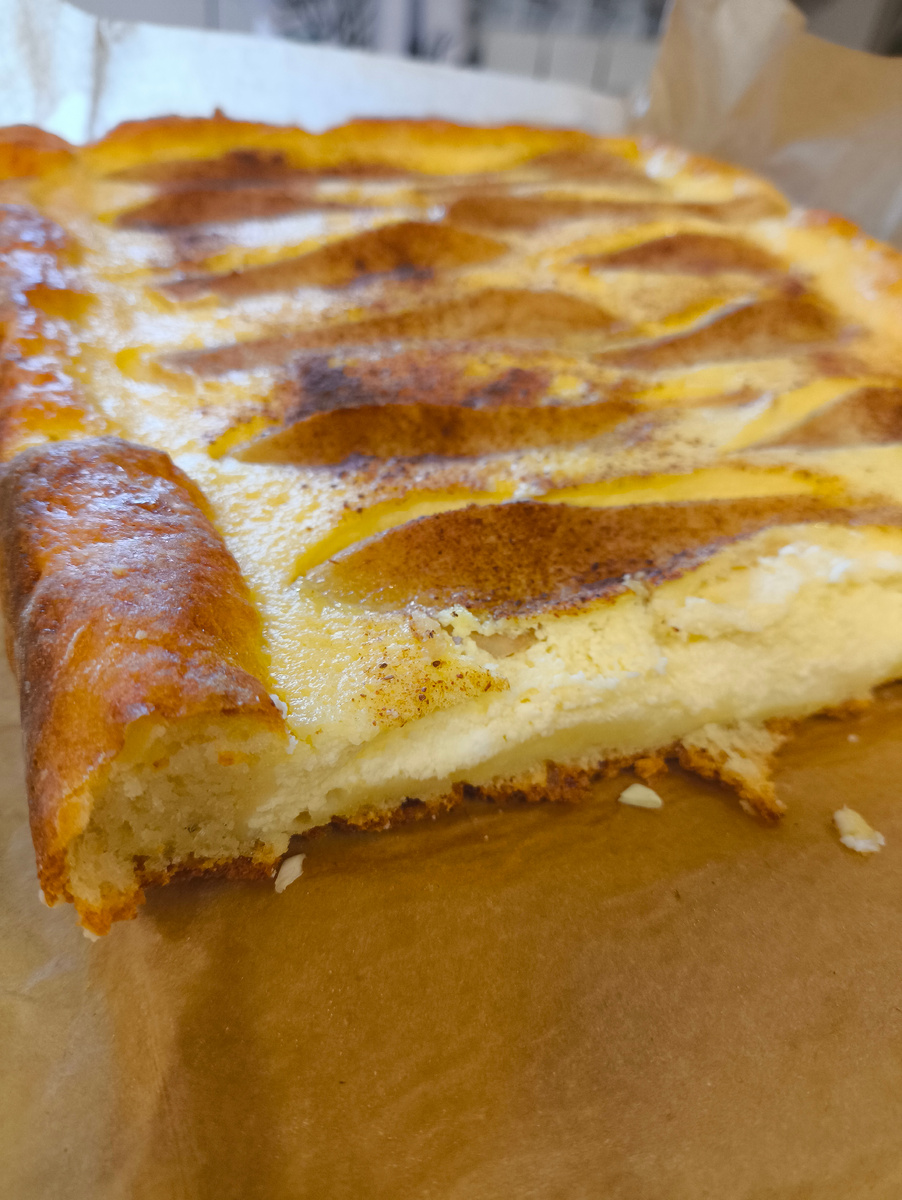 Я добавила сверху груши и посыпала корицей, можно добавить яблоки, ягоды, кокосовую стружку и все, что захотите) 