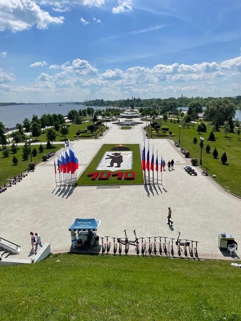 Набережная города с поющими фонтанами