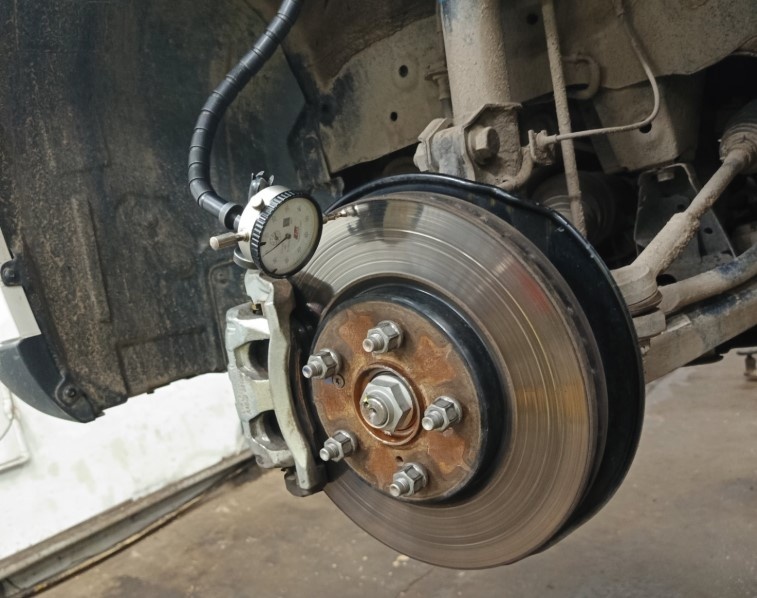 Биение тормозных дисков - тоже частая причина возикновения дисбаланса в колёсах на ходу