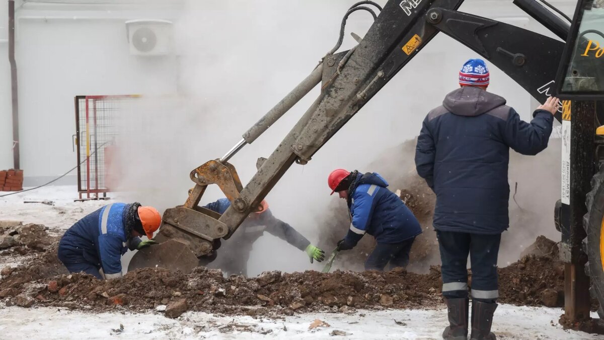 Магистральные трубопроводы тепловой сети рвутся по всей стране, и за все это платят потребители тепла. Фото: Титов Андрей. Бизнес Online/ТАСС