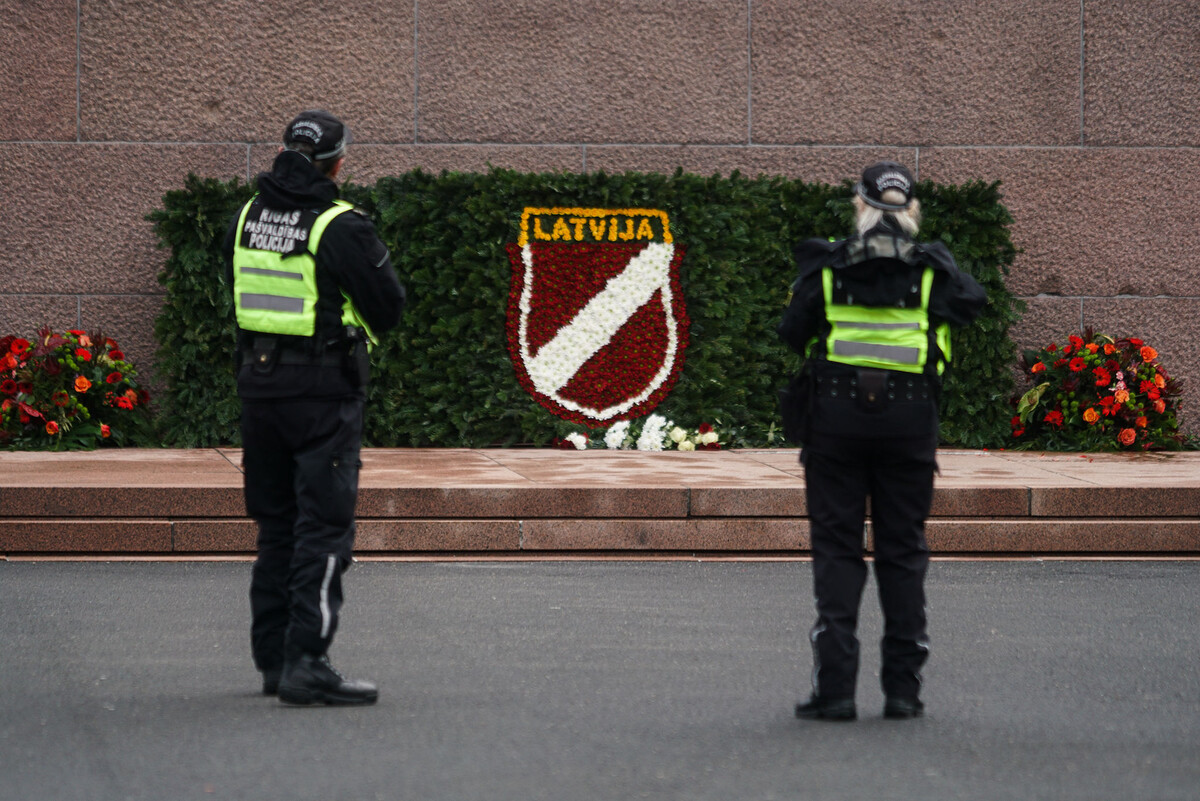 Полицейские у памятника Свободы в Риге в день памяти латышских легионеров СС © Sputnik