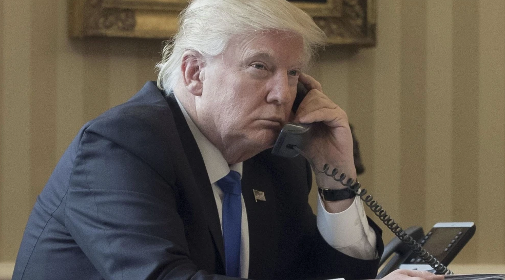 Трамп, здесь в 2017 году во время своего первого срока пребывания на посту президента, во время телефонного разговора с президентом России Путиным © REYNOLDS/EPA/REX/Shutterstock