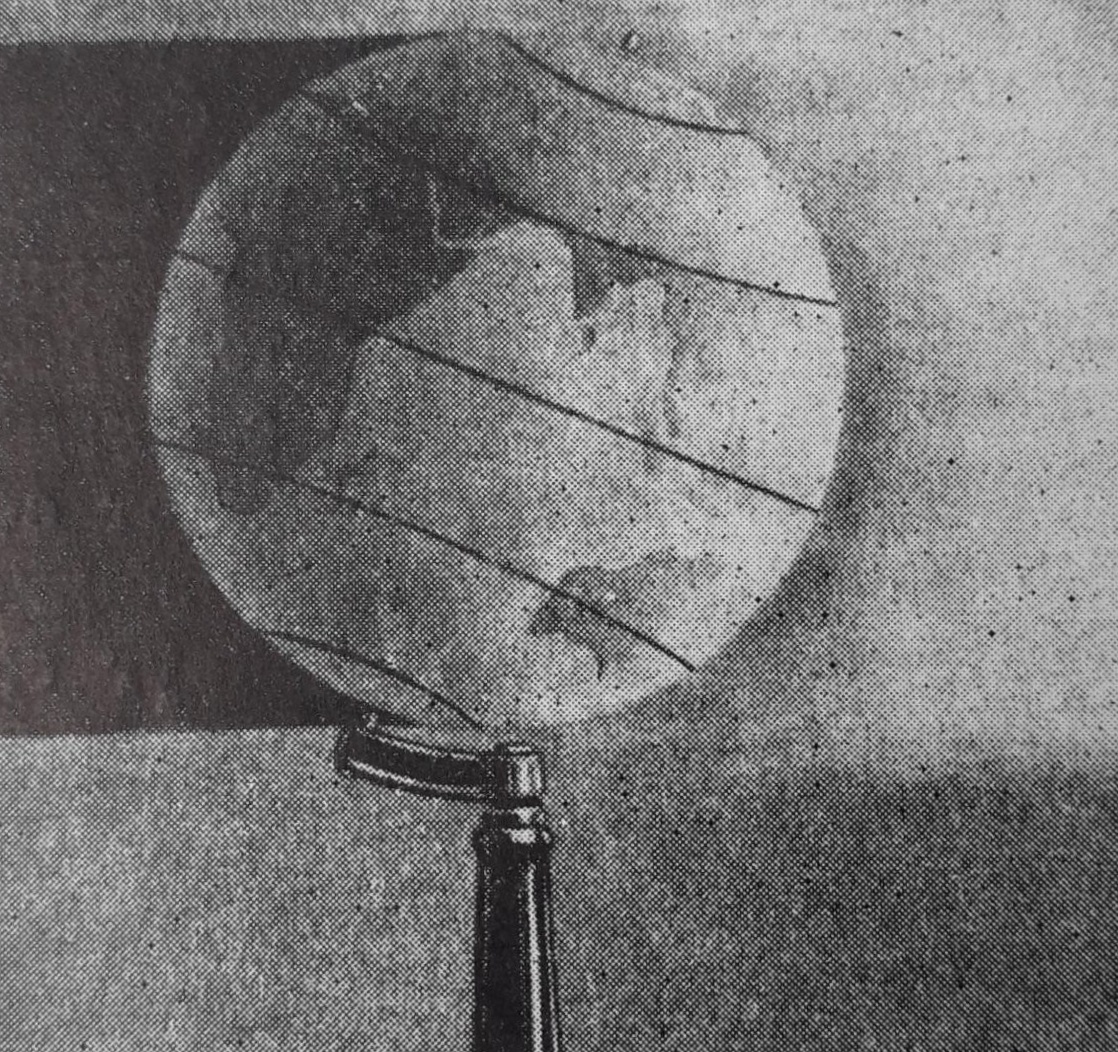 Изображение Земли на глобусе. На обращенной к Солнцу половине Земли - день, на противоположной половине - ночь.