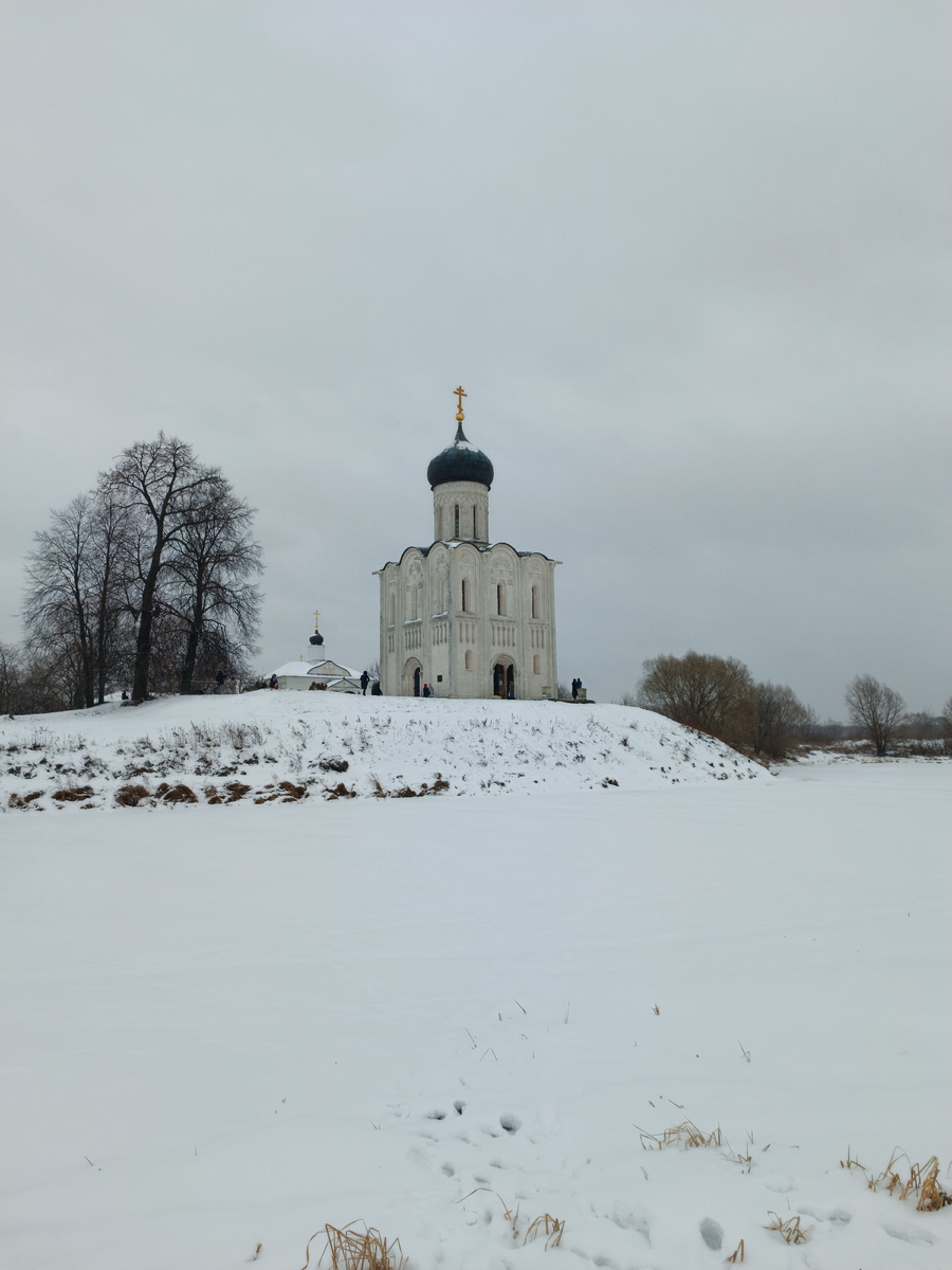 Вид на Храм с берега