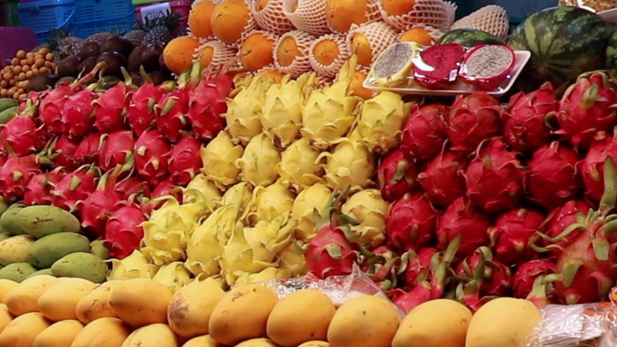 драконий фрукт - жёлтый и фиолетовый на вкус одинаковые 