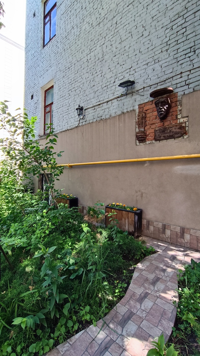 Памятная доска на доме В. Высоцкого