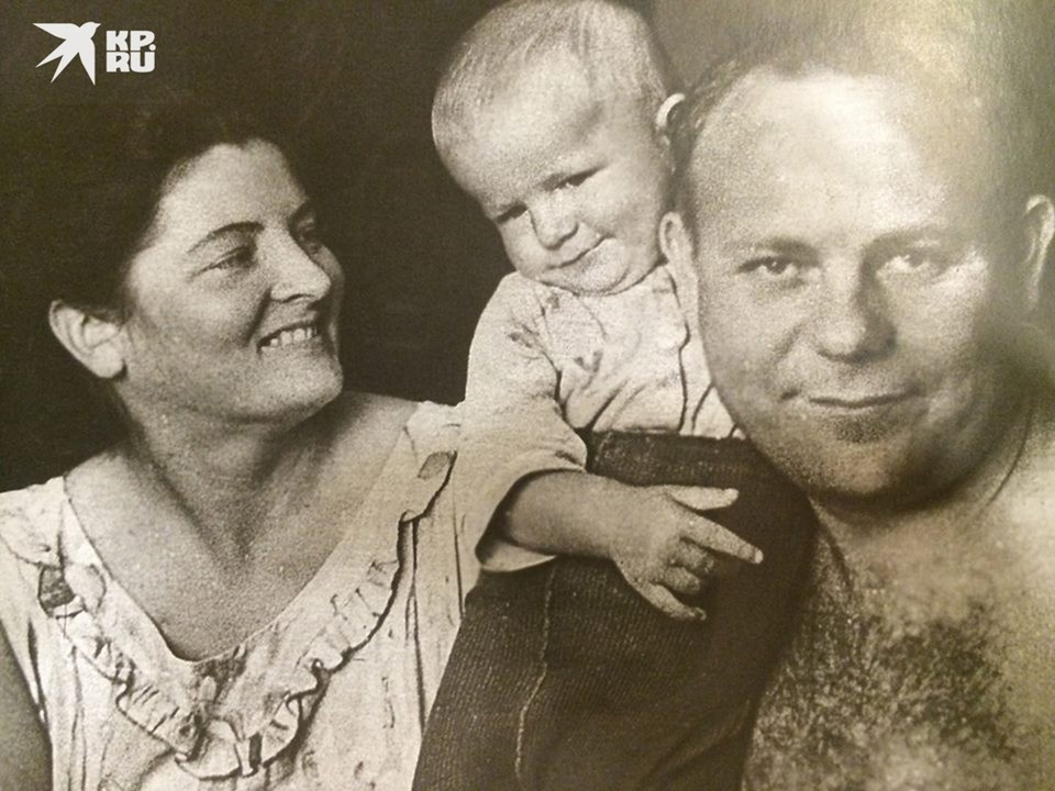    Маленький Олесь с мамой и папой. Фото: Личный архив