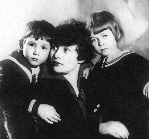 Зинаида Райх с детьми. Фото из открытых источников