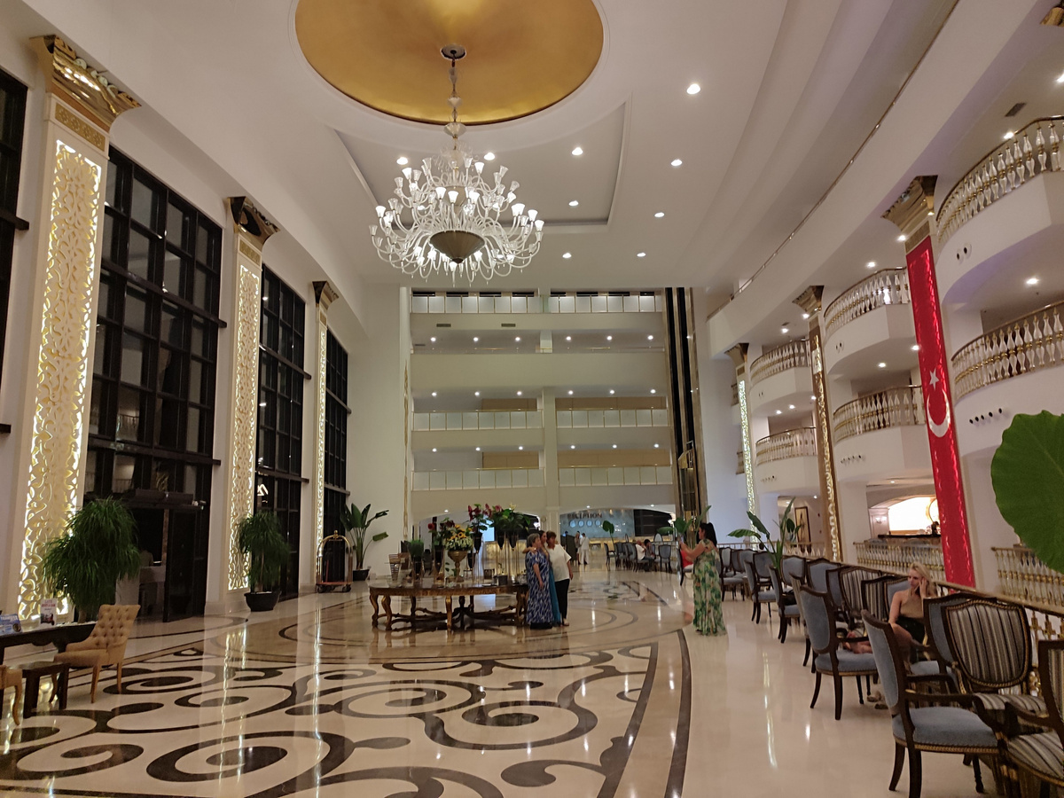 Помпезный на вид (и только) главный холл. Фото из личного архива автора.