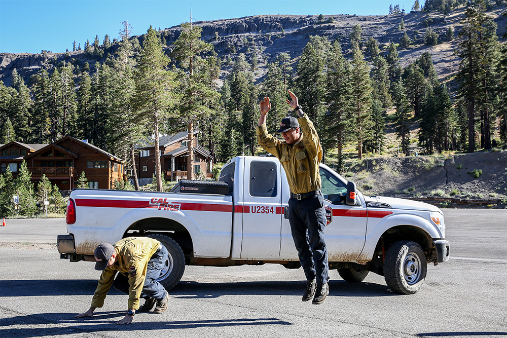 Калифорнийские пожарные выполняют берпи в перерывах между вызовами. Источник: San Francisco Chronicle / Hearst Newspapers / Getty Images
