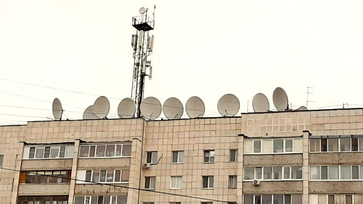 На фотографии: антенна сотовой связи 5g, установленная прямо на крыше жилого дома. Иллюстрация для статьи "Электромагнитное «число зверя 666»: сотовые вышки, которые нас разрушают" на канале "Техно Колибри", Дзен.