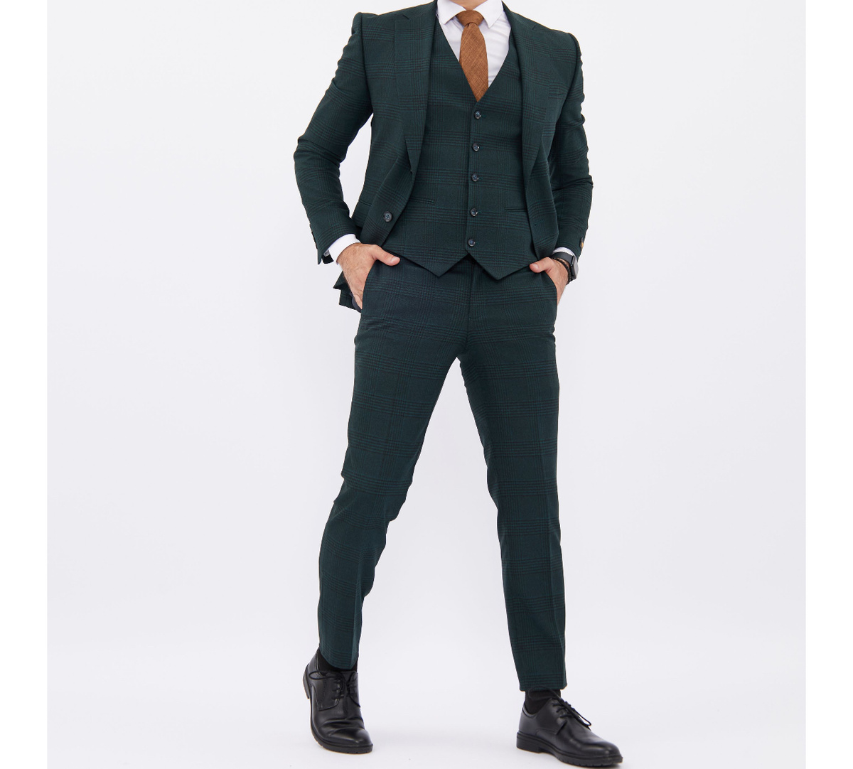 В последнее время покупаю костюмы и некоторые вещи в магазине «Сударь», был уверен, что смогу найти подобное фото. Но нет, пришлось открыть сайт Ozon.ru и там найти подобное изображение. Собственно, скрин с костюмом оттуда.