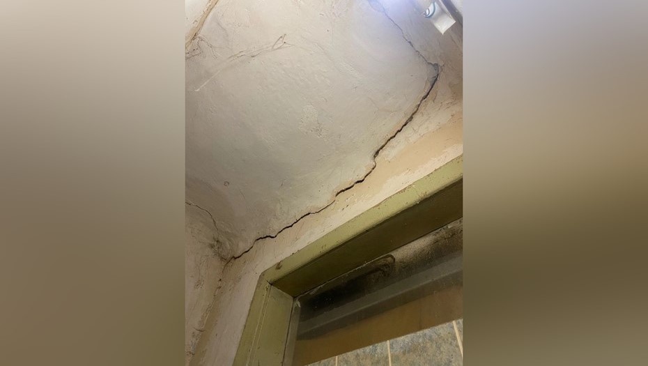    Трещины в доме на Старорусской улице в Петербурге, март 2025 года. Автор фото: t.me/mytndvor