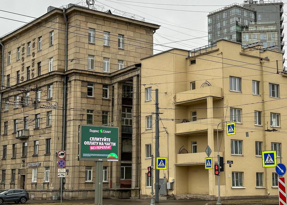 "Сталинка" и "кировка" в Петербурге на углу улицы Кузнецовская и проспекта Юрия Гагарина
