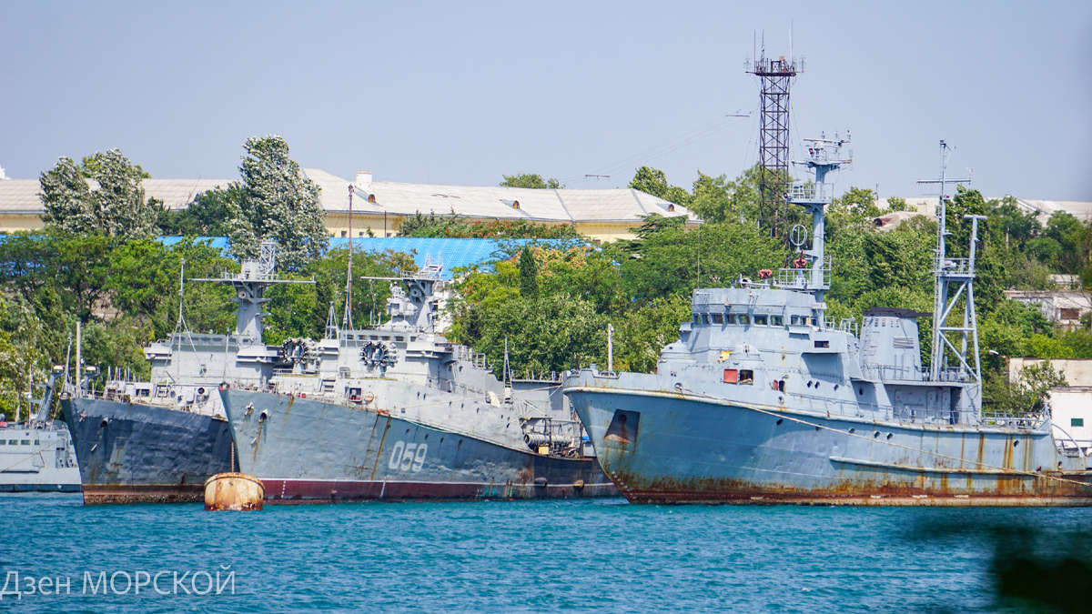 "Александровец" (в центре). Возле него списанный МПК "Поворино" и трофейный ПК "Корец" (оба уже утилизированы). Июль 2023 г.