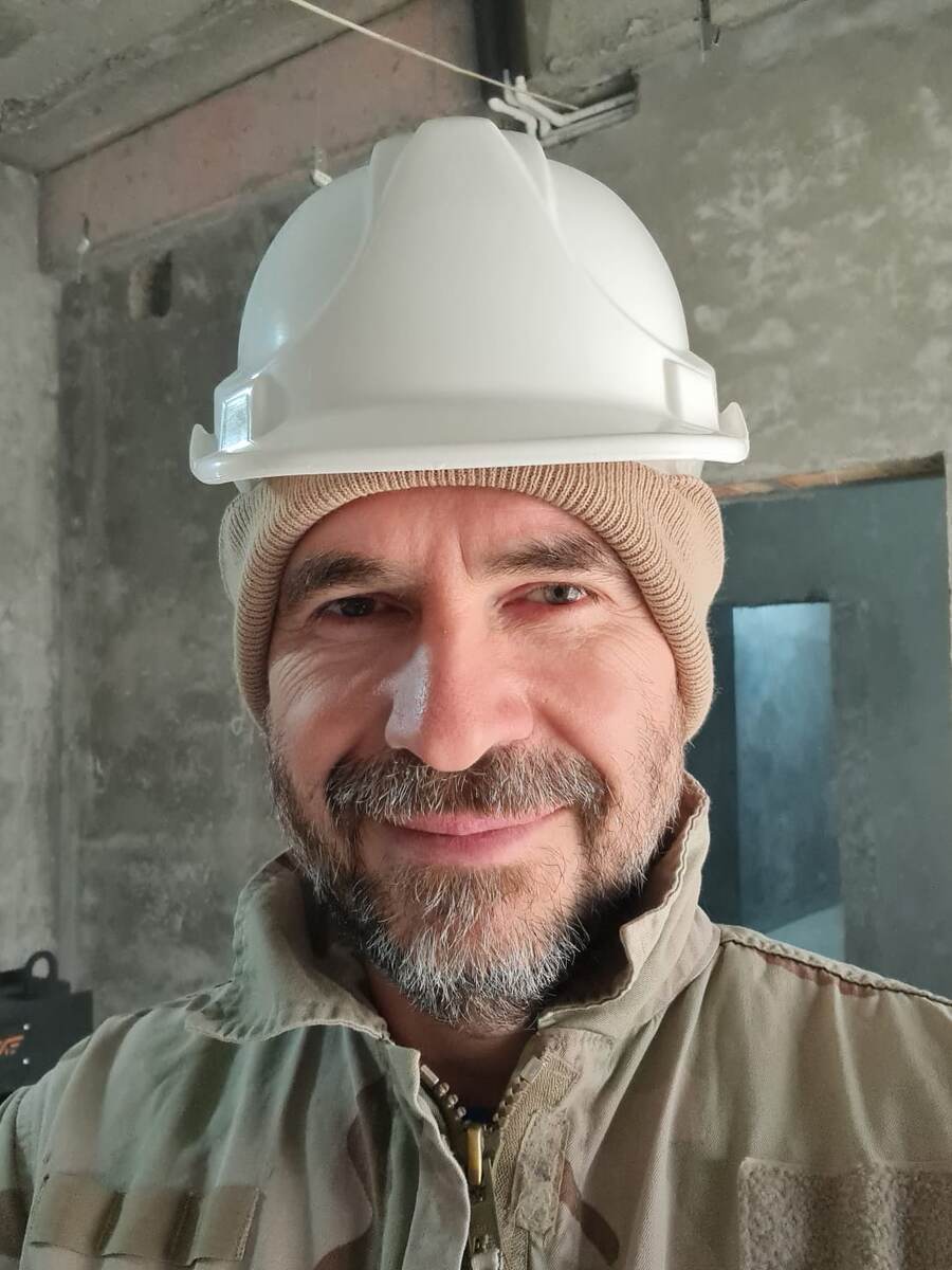 Роман Печник Булыгин встречает заказчика.