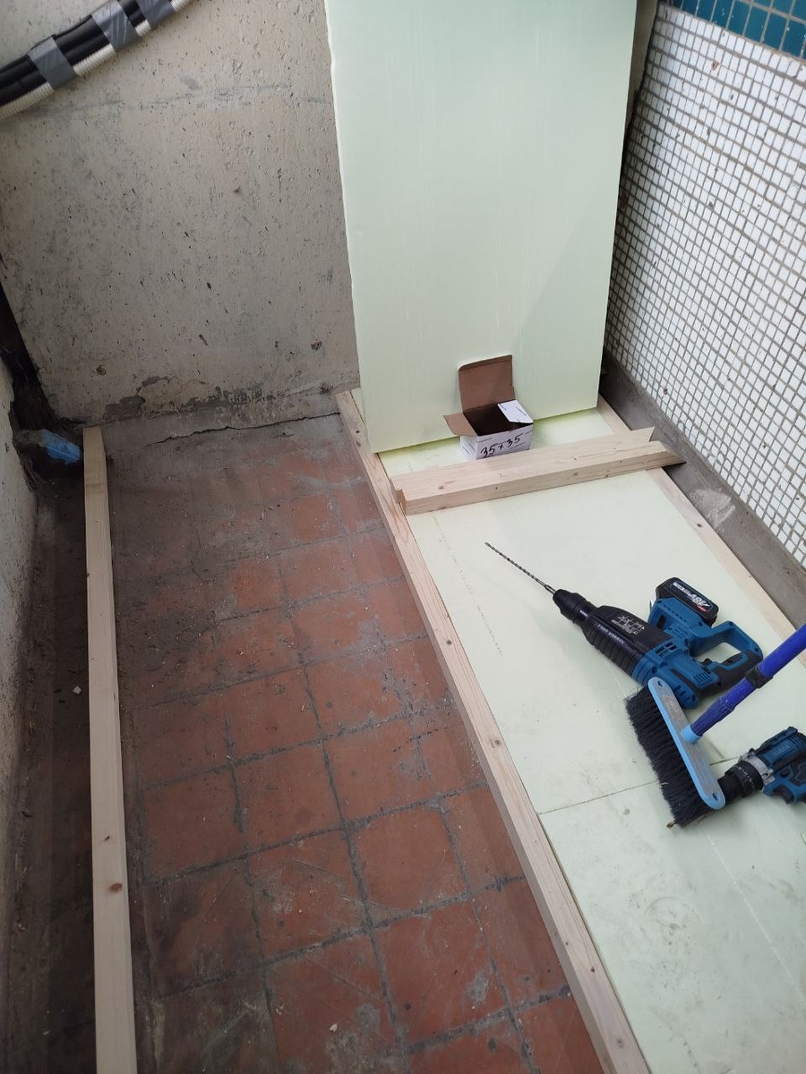 Крепим первый слой лаг