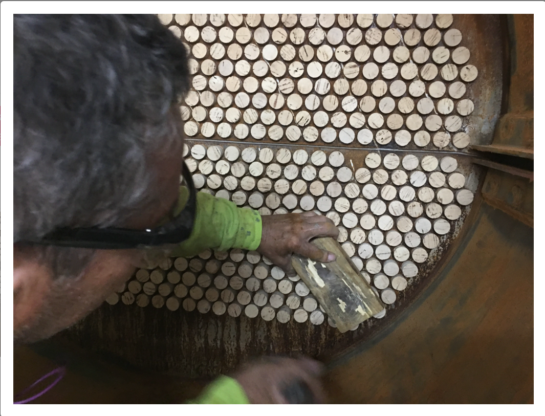 1. Перед пескоструйной обработкой медные трубки защитили пробками. 