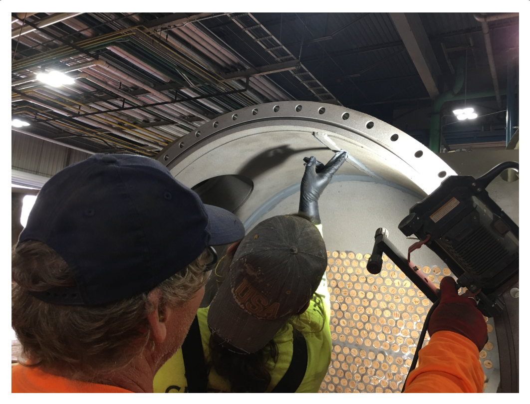 2. После пескоструной очистки вся площадь трубной доски была заполнена заподлицо материалом Belzona 1121.