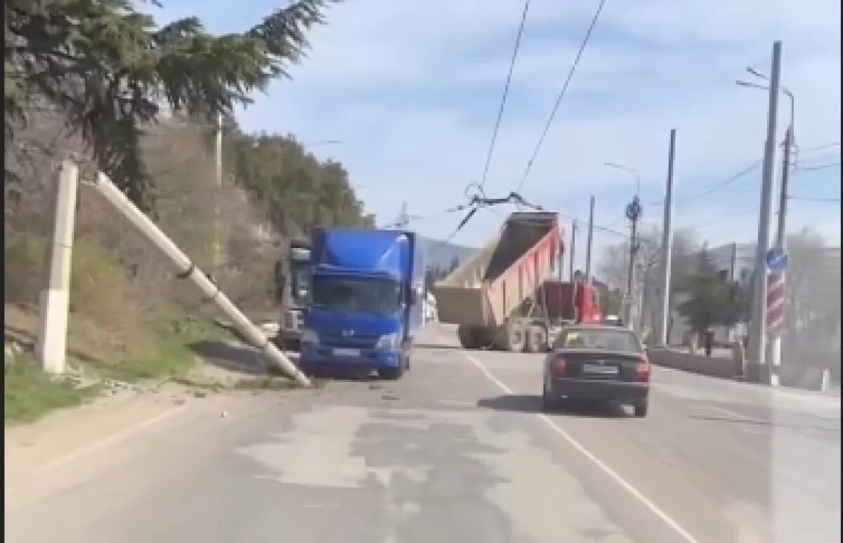    В Крыму фура оборвала контактную троллейбусную сеть