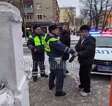 Ударить полицейского стоит для мигранта 20 тысяч рублей