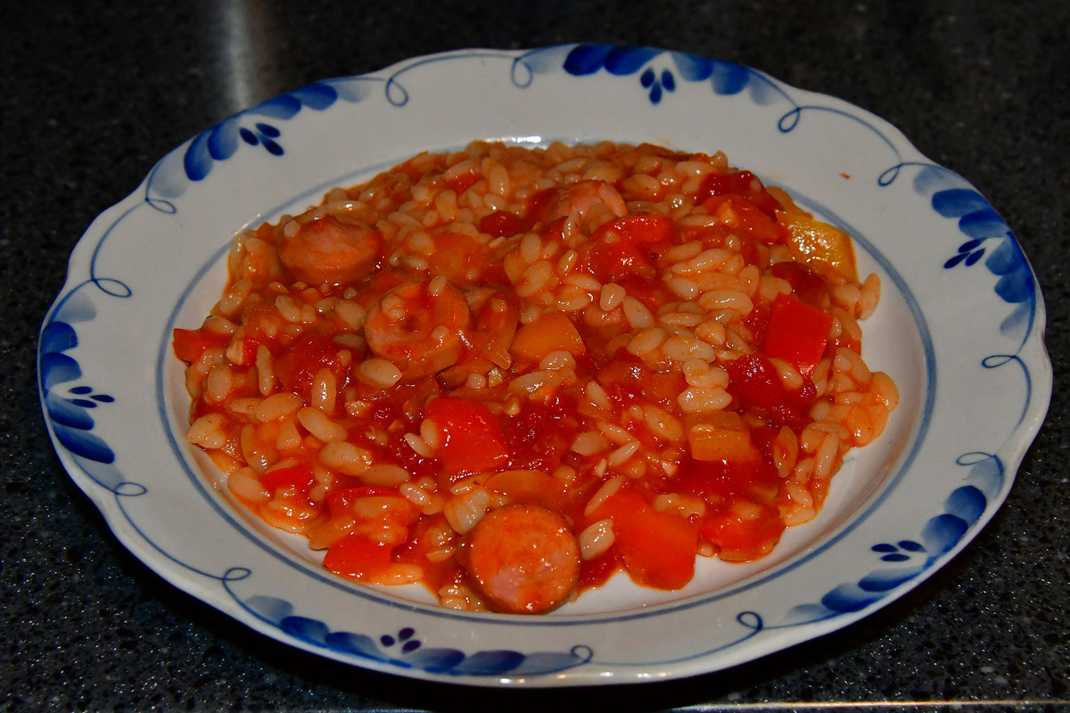 Сосиски с ячменной лапшой