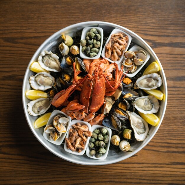 Выбор свежих морепродуктов важен для приготовления вкусного и безопасного блюда. Вот несколько советов, которые помогут вам сделать правильный выбор:

Креветки:
- Запах: Свежие креветки имеют слабый морской запах. Если чувствуете сильный рыбный или аммиачный запах, лучше отказаться от покупки.
- Цвет: Они должны быть полупрозрачными, серо-зелёного цвета. Черные пятна на теле креветок указывают на несвежесть.
- Хвост: У свежих креветок хвост согнут внутрь. Прямой хвост может свидетельствовать о долгом хранении.

Кальмары:
- Кожа: Она должна быть блестящей и гладкой, без повреждений. Если кожа тусклая или легко отслаивается, это признак несвежести.
- Запах: Должен быть мягким, слегка сладковатым. Резкий неприятный запах — повод отказаться от покупки.
- Тело: Оно должно быть упругим и плотным. Мягкость и липкость сигнализируют о плохом качестве.

Мидии:
- Раковины: Они должны быть плотно закрыты. Если раковина открыта, попробуйте постучать по ней — живая мидия сразу закроется. Открытые раковины после постукивания выбрасываются.
- Вес: Свежие мидии тяжелые для своего размера. Легкие мидии могут быть пустыми внутри.
- Запах: Как и другие морепродукты, свежие мидии пахнут морем, а не рыбой.

Общие советы:
- Срок годности: Всегда проверяйте срок хранения на упаковке, особенно если покупаете замороженные продукты.
- Место покупки: Лучше всего покупать морепродукты в проверенных магазинах или у продавцов, которым доверяете.
- Температура хранения: Продавец должен хранить морепродукты на льду или в холодильнике.

Следуя этим рекомендациям, вы сможете выбрать качественные морепродукты и приготовить вкусное блюдо.
