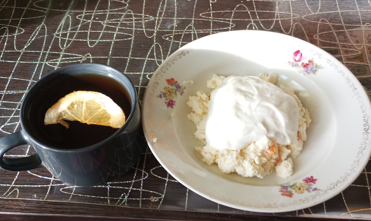 Творог с курагой и сметаной, чай с лимоном. 