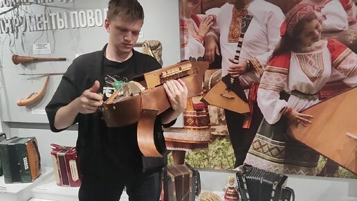 Музыканты играющие на музыкальных инструментах. Музыкальные инструменты. Музыкальныеинтрументы. Музыканты с музыкальными инструментами. Лысый музыкант с инструментом.