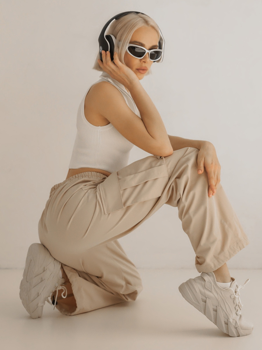 Бежевые брюки карго от MIABONILA