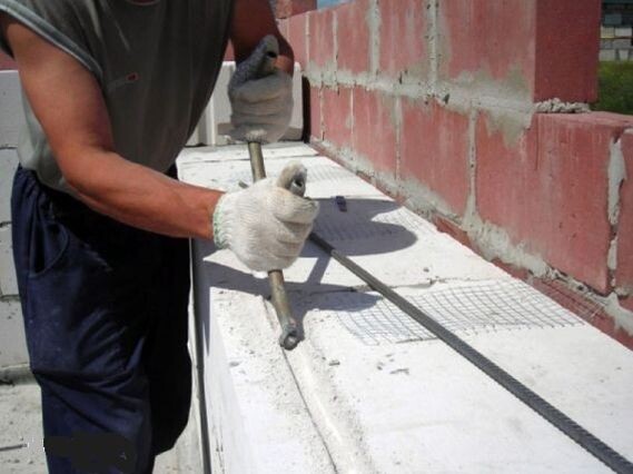 Штробление газоблоков перед армированием ряда