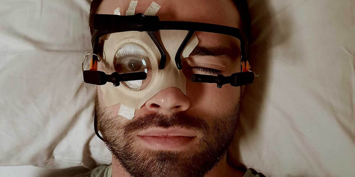 Глаз спящего субъекта держали открытым с помощью специального фиксирующего устройства для записи движений зрачка в течение нескольких часов. Изображение: Лаборатория нейронного контроля движения / Швейцарская высшая техническая школа Цюриха.