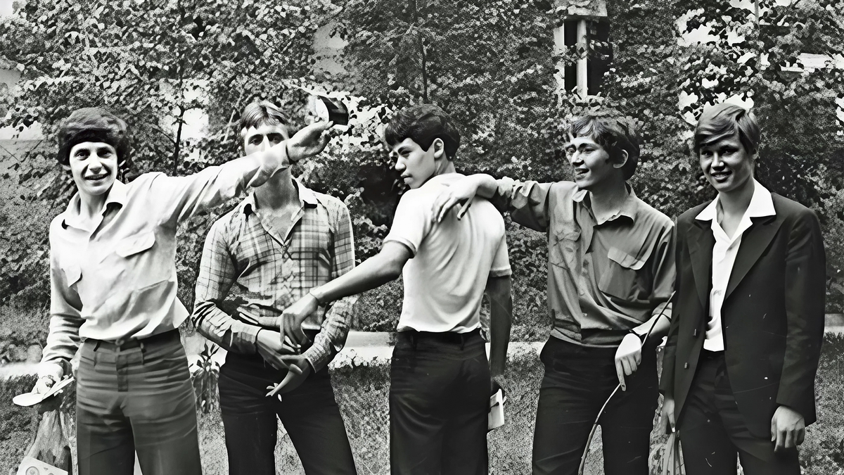 Аркадий слева