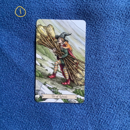 1. 10 Жезлов
В этом месяце вам предстоит много работы, которая будет занимать все ваше время. Это не обязательно "работа за зарплату", а может быть какое-то важное дело, до которого, наконец-то, дошли руки. Например, планирование отпуска и сам отпуск, сбор нужных документов, организация летнего досуга у детей. А, может, наберете 10 ведер ягод на даче и давай крутить варенье, варить компоты. А куда деваться? Занятие-то радостное - ароматные запасы на зиму, но поднапрячься придется. Иногда будет казаться, что взвалил на себя непосильную ношу. Но в конечном итоге все запланированное разрешится и принесет удовлетворение. "Фух, я доперла эти метелки в гору! Молодец!" А чтобы было не так грустно тащиться в гору одной, попросите помощи!
