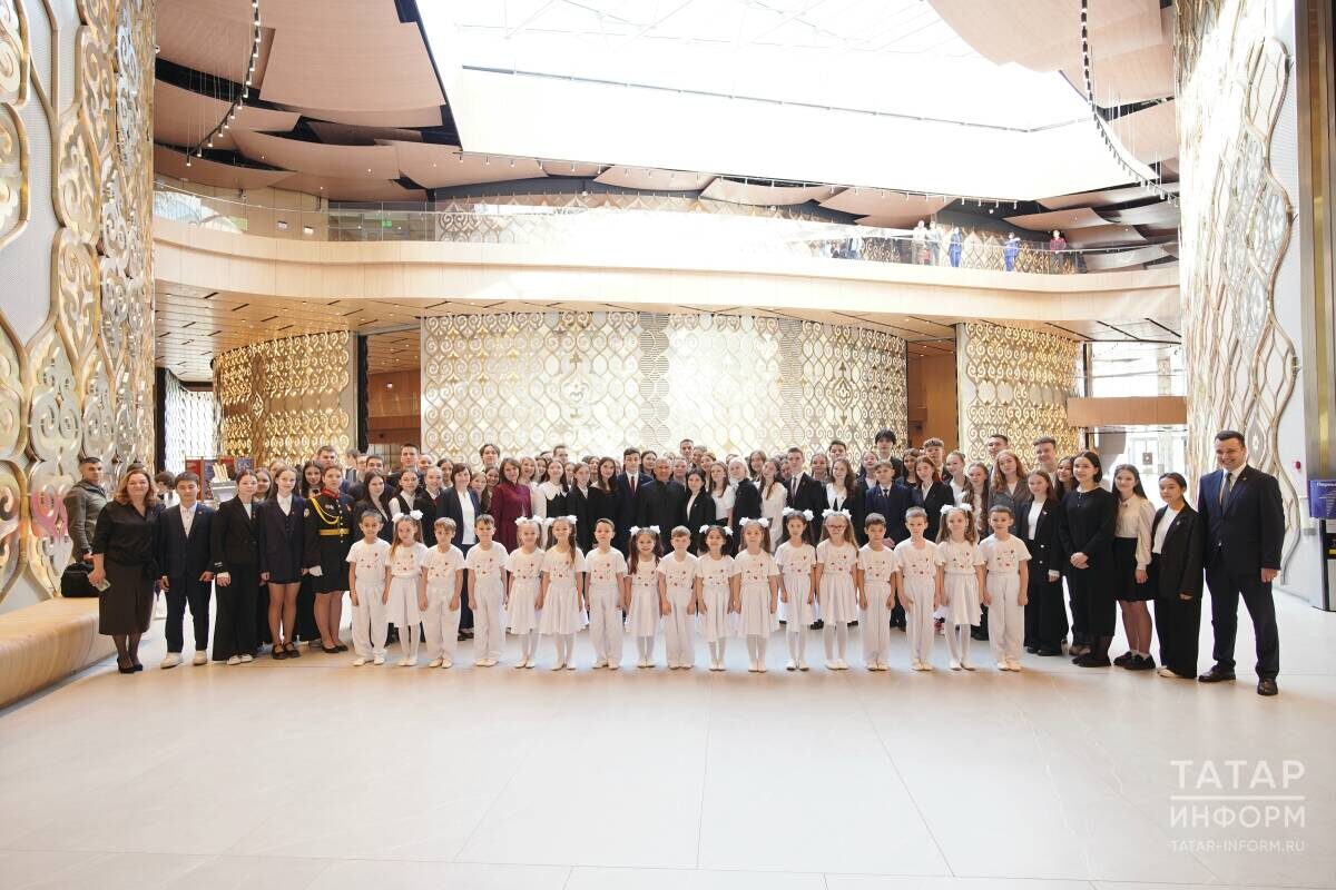 Раиса Татарстана встретили активисты «Движения первых» и сделали с ним общую фотографию Нажмите, чтобы увеличитьФото: © Владимир Васильев / «Татар-информ»