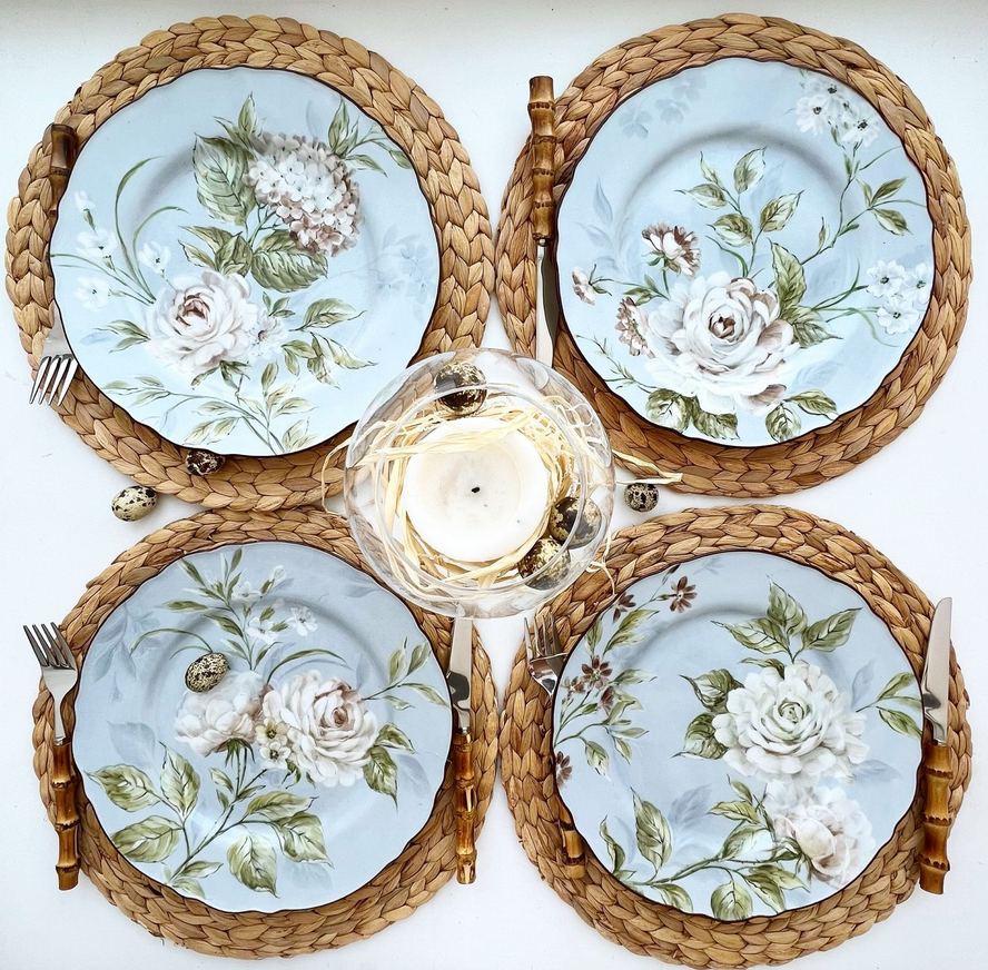 Диаметр тарелок 22 и 28 см.