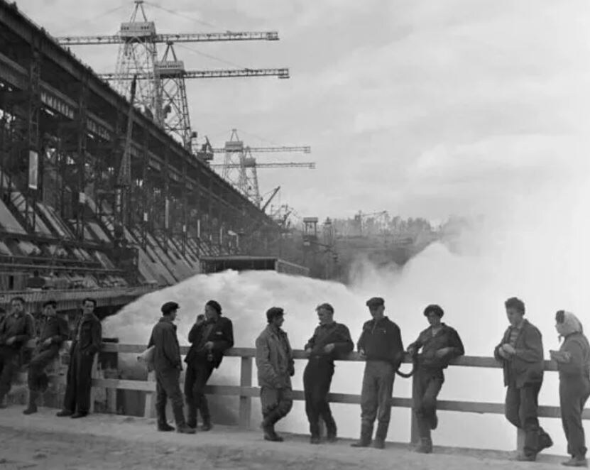 Строители Братской ГЭС на Ангаре, СССР (иллюстрация из открытых источников)