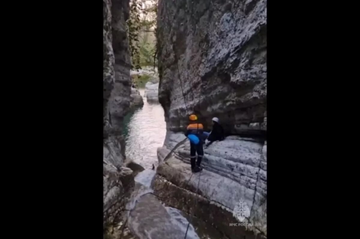    В Сочи туристка едва не упала в бурный водопад Чертова купель