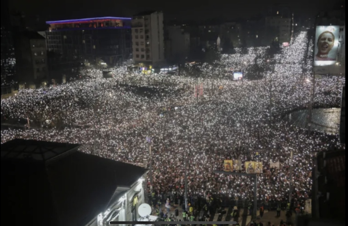 Нет, ребят, это не сборище недалеких людей, которым «лишь бы не работать» - им как раз хочется работать - В СВОЕЙ СТРАНЕ. Фото из открытых источников Интернета 