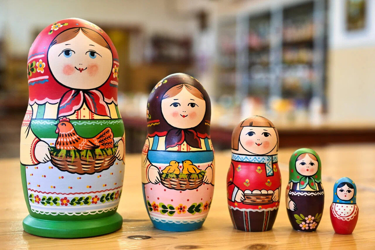 Матрёшки, расписанные под руководством художника, остаются у гостей на память. Фото: Вадим / Яндекс Карты