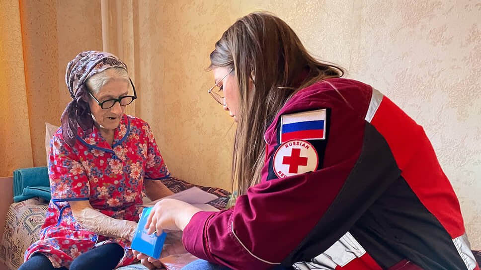 Сотрудники Красного Креста в пункте временного размещения в Курской области.📷Фото: Эмилия Габдуллина / Коммерсантъ