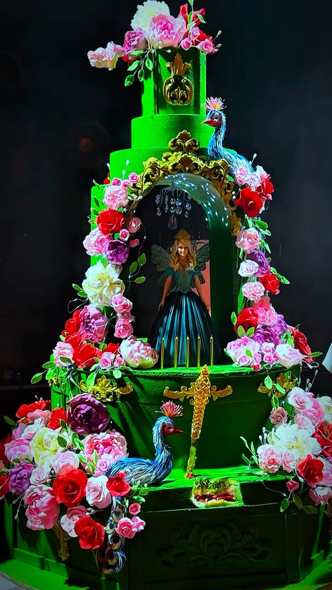 Абсолютно все детали на торте были съедобными: это шоколад, карамель, крем, бисквит. Фото: соцсети 