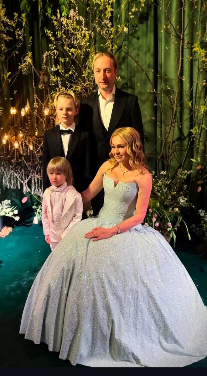 Юбилярша Яна Рудковская с мужем Евгением Плющенко и сыновьями: Александром (12 лет) и Арсением (5 лет). Фото: соцсести 