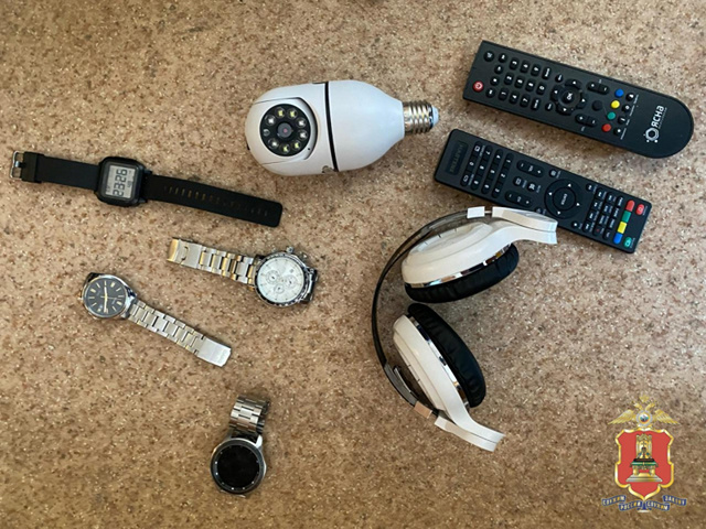 В Твери судимый мужчина украл из квартиры винтовку, бас-гитару и кучу по мелочи