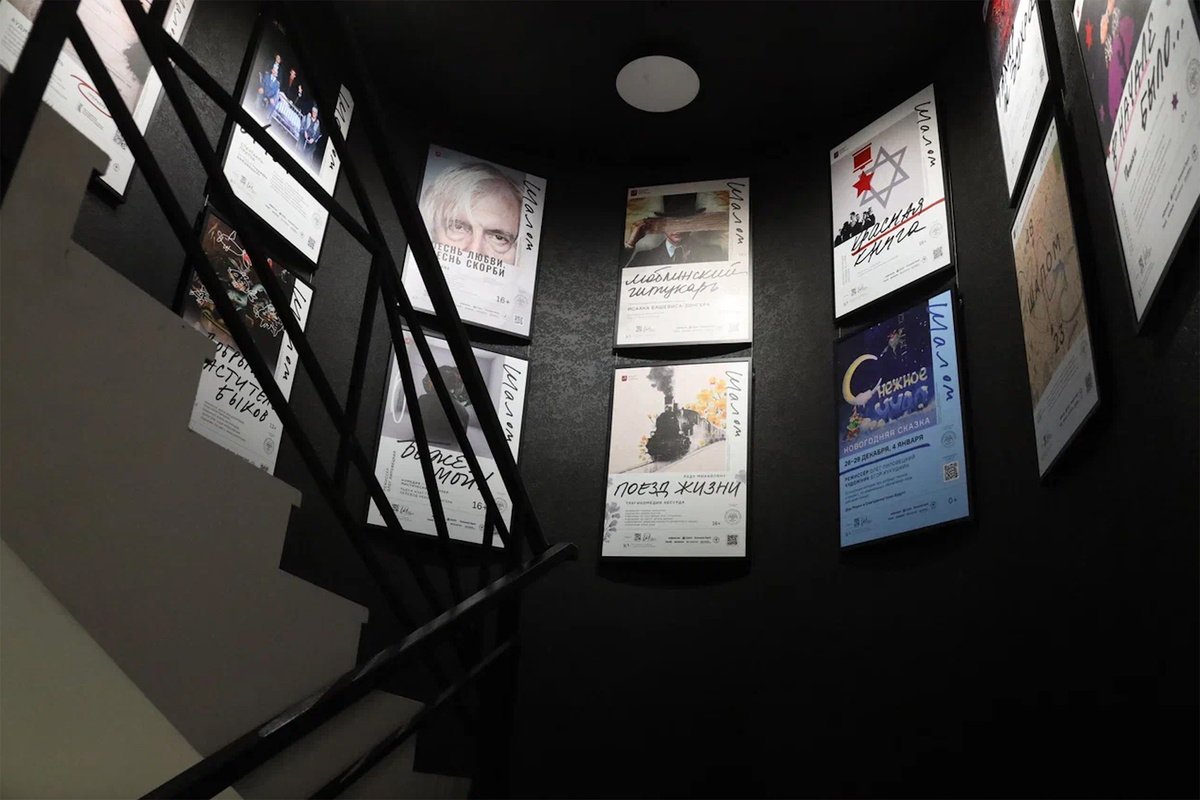    Интерьеры театра «Шалом» с экспозицией выставочных работ