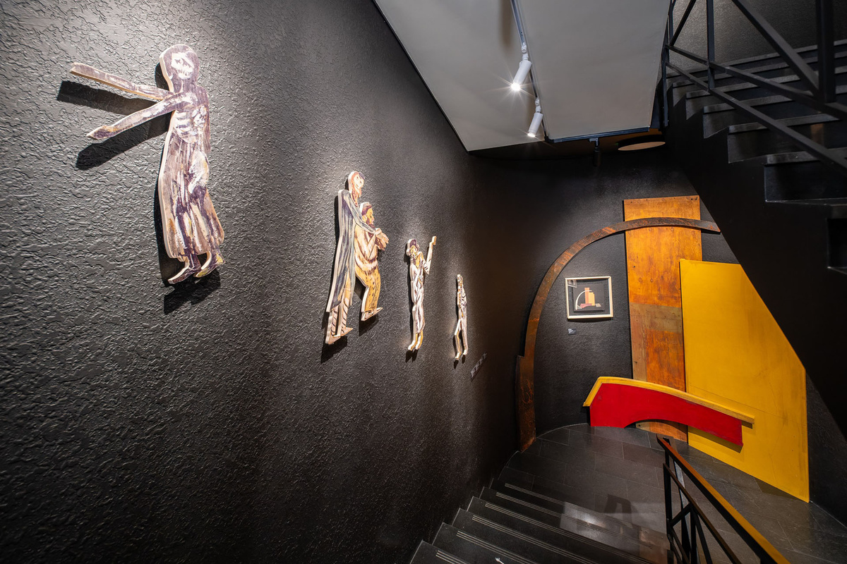    Интерьеры театра «Шалом» с экспозицией выставочных работ