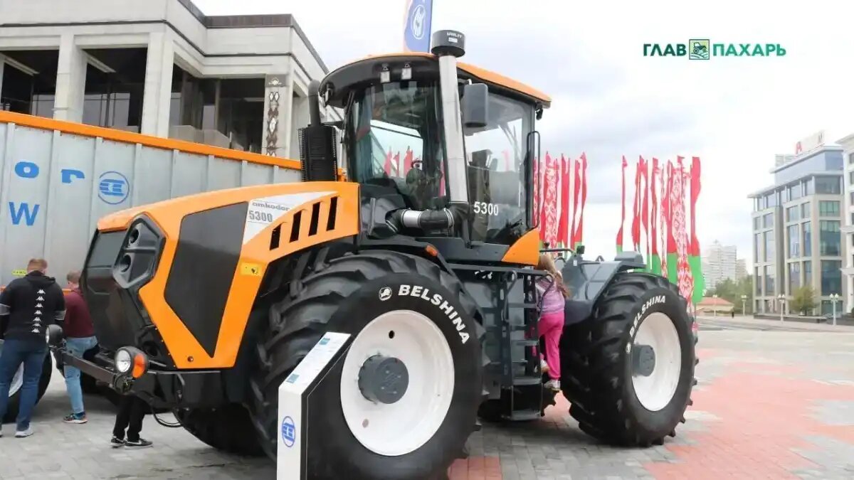 Фото: © Дмитрий Костюкевич / Glavpahar.ru
Трактор AMKODOR 5300 на выставке в Минске